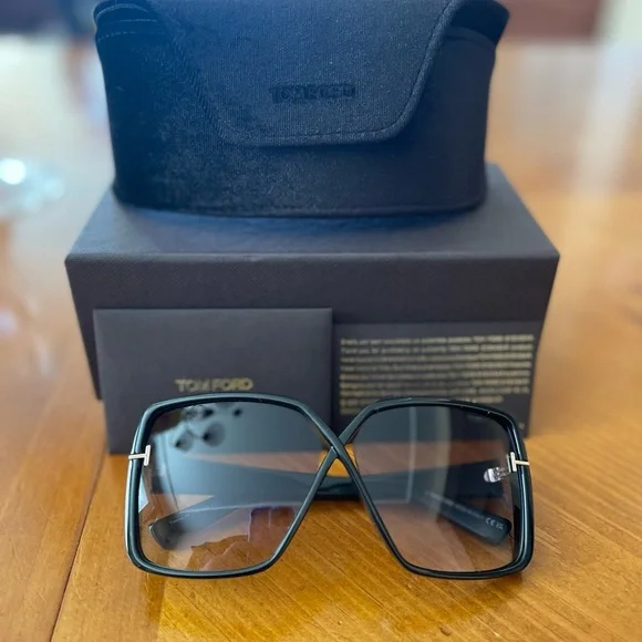 Tom Ford Yvonne sunglasses
With box and authenticity card
Retails $580 at Saks - Picture 1 of 8